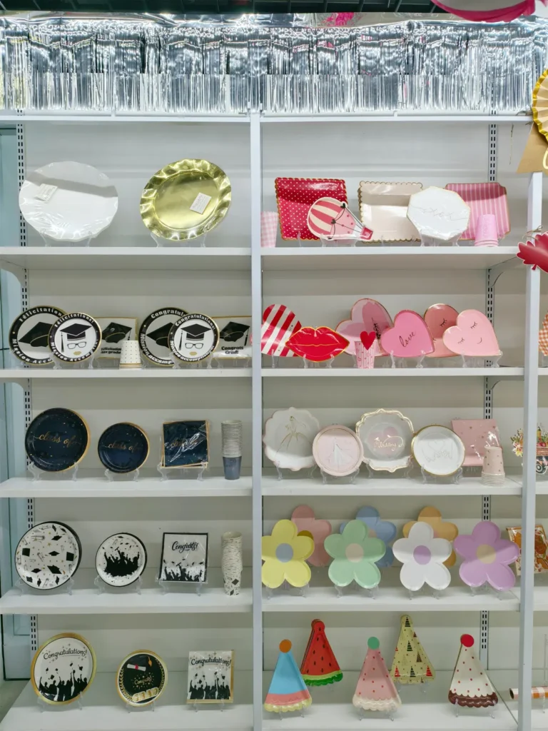 Graduation and flower themed paper plates in the Damai Yiwu showroom
