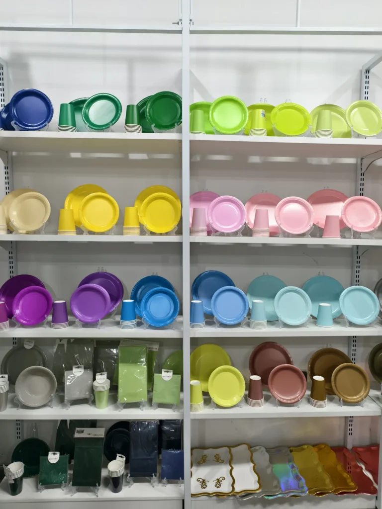 Solid-color paper plates and cups displayed in the Damai showroom